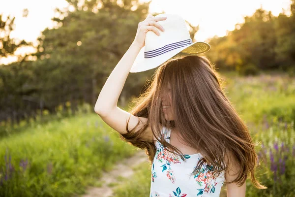 Flicka med hatt och flygande hår — Stockfoto