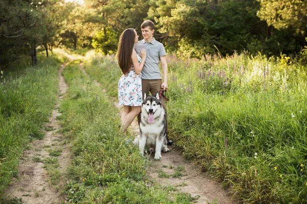 Paar mit Hund — Stockfoto
