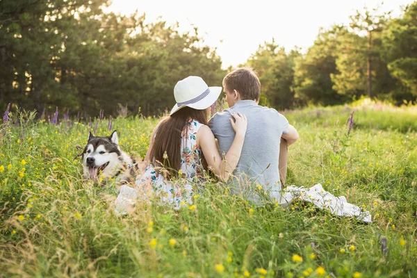 Par med hund — Stockfoto