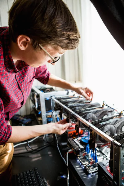 Programmer configures hardware for bitcoin mining — Stock Photo, Image