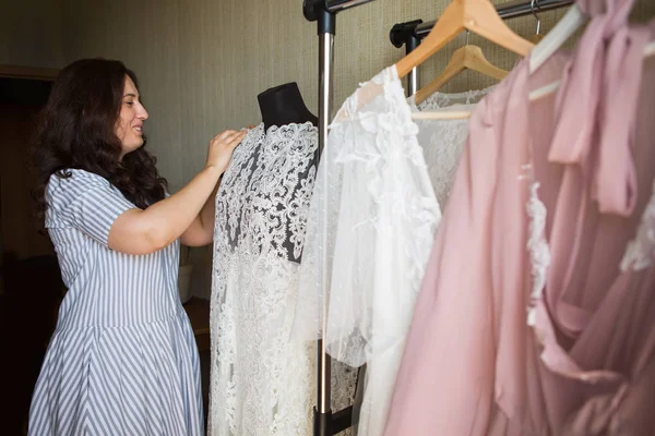 Φόρεμα σχεδιαστής κάνοντας γάμου δαντέλα φορέματα. — Φωτογραφία Αρχείου