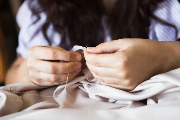 Jurk ontwerper maken lace bruiloft jurken. — Stockfoto