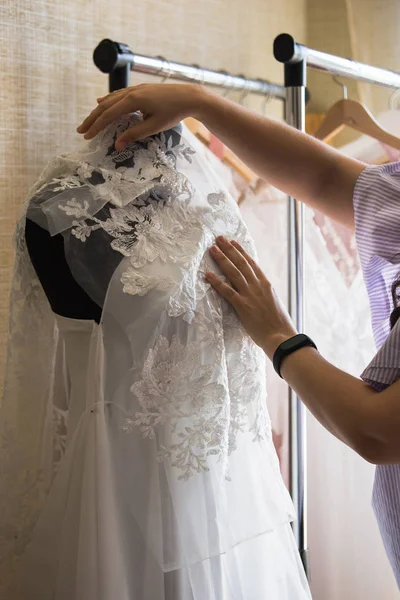 Vestido designer fazendo vestidos de noiva de renda . — Fotografia de Stock