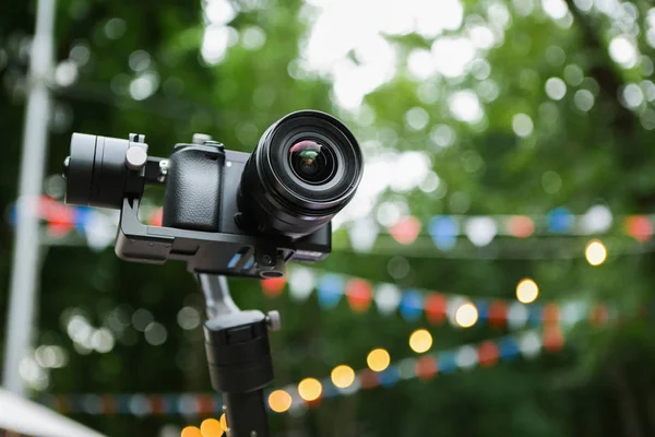 A mirrorless camera with a stabilized monopod — Stock Photo, Image