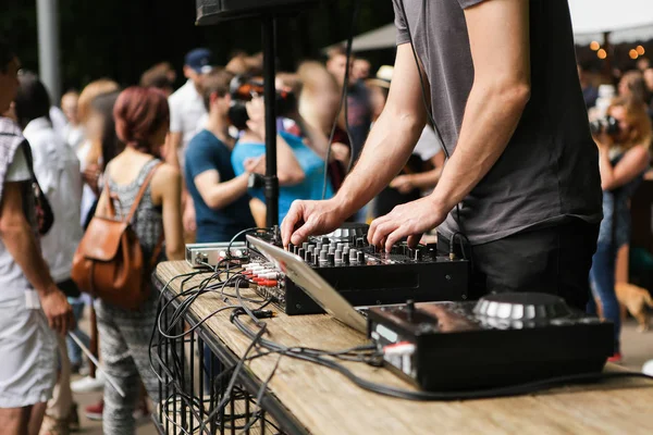DJ na feira da cidade — Fotografia de Stock