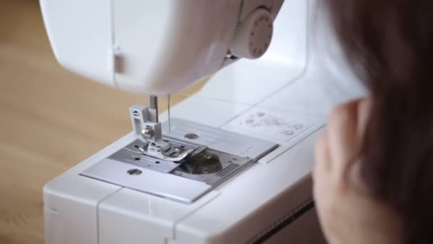 Robe designer faire des robes de mariée . — Video