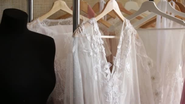 Vestido designer fazendo vestidos de noiva . — Vídeo de Stock
