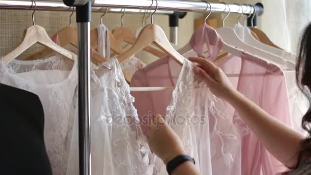 Diseñador de vestido haciendo vestidos de novia . — Vídeo de stock