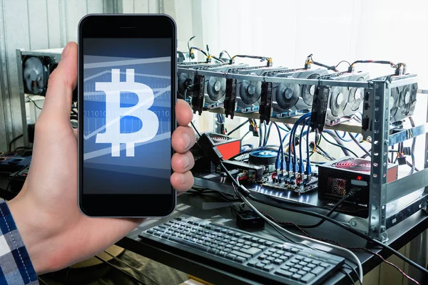 Tangan dengan telepon. Pada simbol bitcoin layar . — Stok Foto