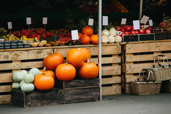 Mercado de rua com legumes e frutas — Fotografia de Stock
