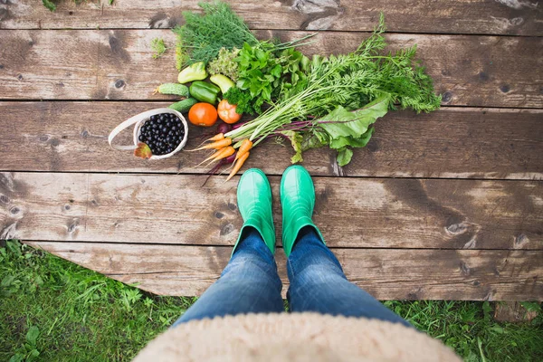 Mujer de pie cerca de verduras frescas — Foto de Stock