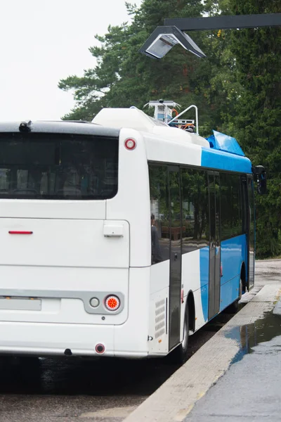 Autobus elettrico ad una fermata — Foto Stock