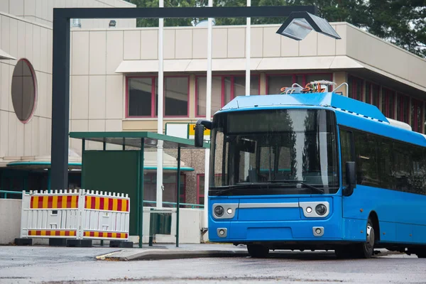 Autobus elektryczny na przystanku — Zdjęcie stockowe