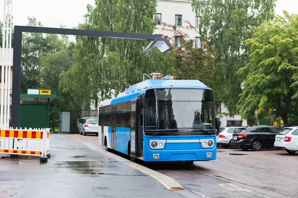 Electric bus at a stop — Stock Photo, Image