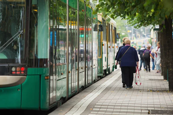 Şehir Caddesi'ndeki tramvay durağı — Stok fotoğraf