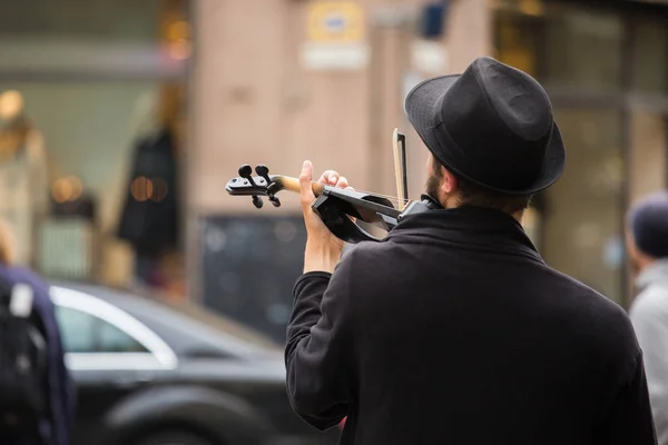 Een straat muzikant spelen van de viool — Stockfoto