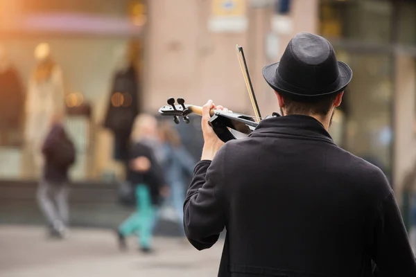 Вуличний музикант грає на скрипці — стокове фото