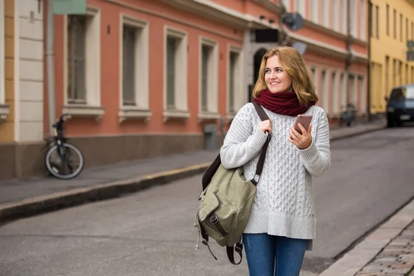 Eine Frau mit Handy auf einer Straße — Stockfoto