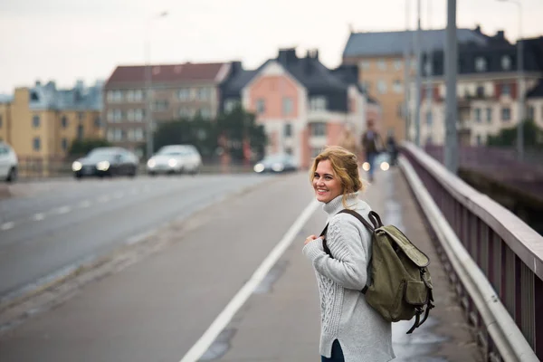 Eine Reisende mit Rucksack auf einer Straße — Stockfoto