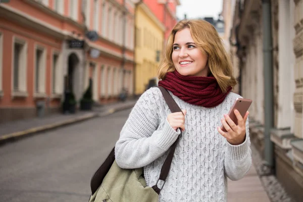 A woman with phone on a street — Stock Photo, Image