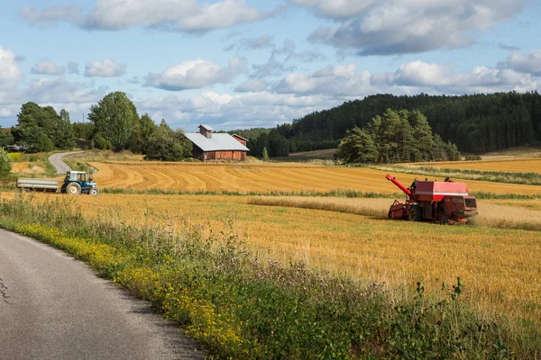 Kombinovat kombajn na poli — Stock fotografie