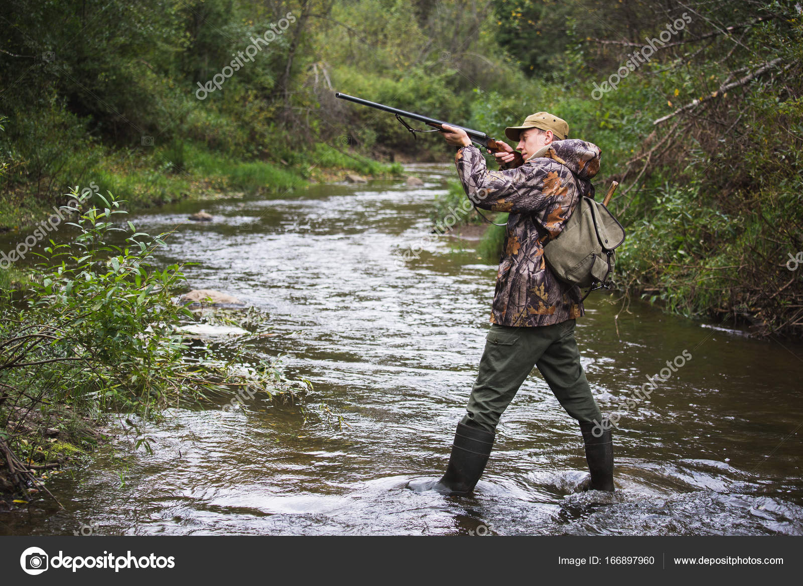 Saddle for hunting. охота туризм. охота на больших людей в лесу. хантинг мэй. дак хантинг.