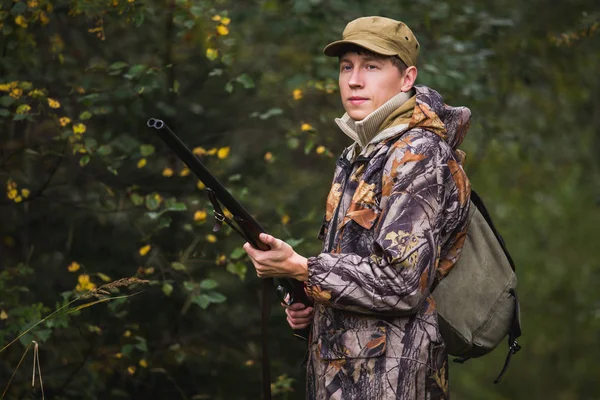 Hunter en el bosque de otoño . — Foto de Stock