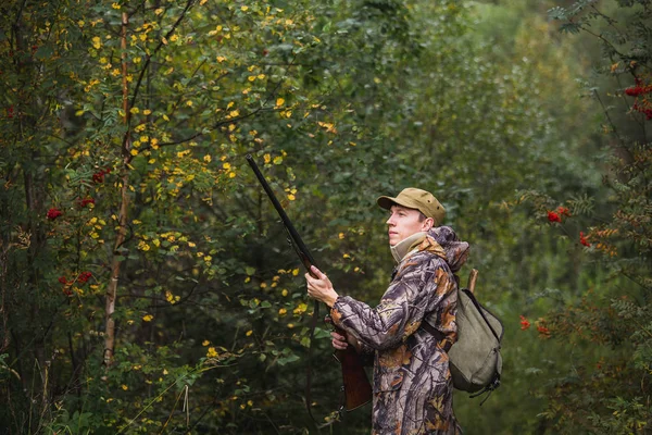 Chasseur dans la forêt d'automne . — Photo