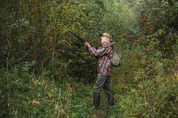 Jägare i skogen höst. — Stockfoto