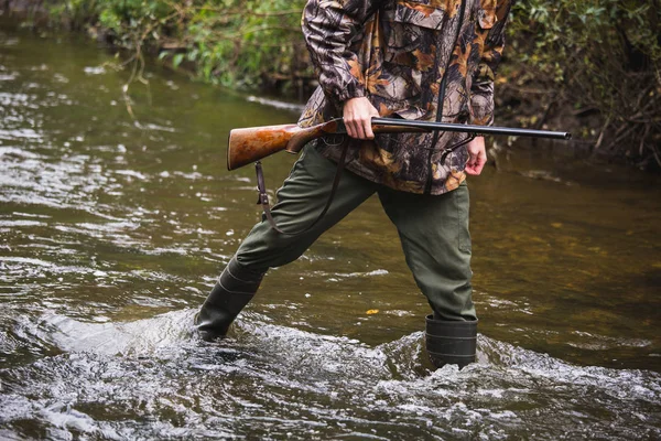 Chasseur dans la forêt d'automne . — Photo