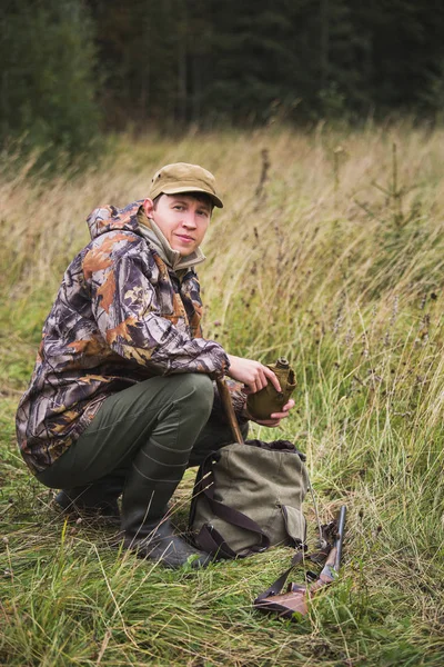 Hunter en el bosque de otoño . —  Fotos de Stock