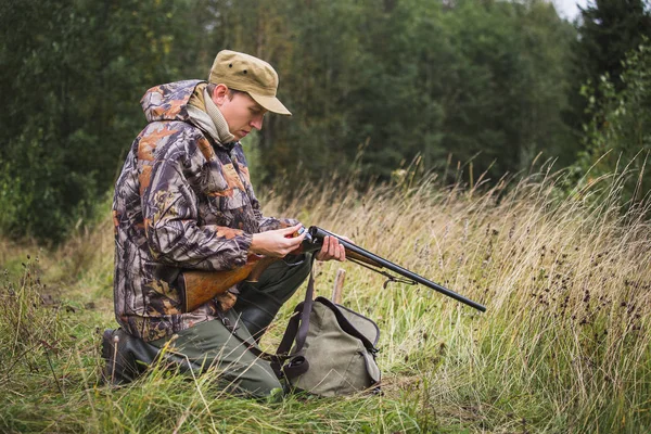 Hunter účtuje lovecké pušky — Stock fotografie