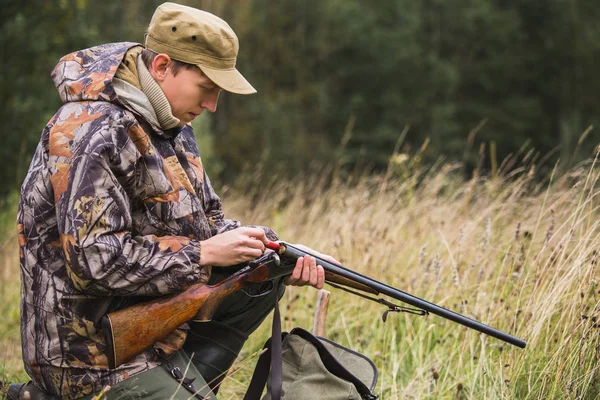 Hunter debiterar ett jaktgevär — Stockfoto