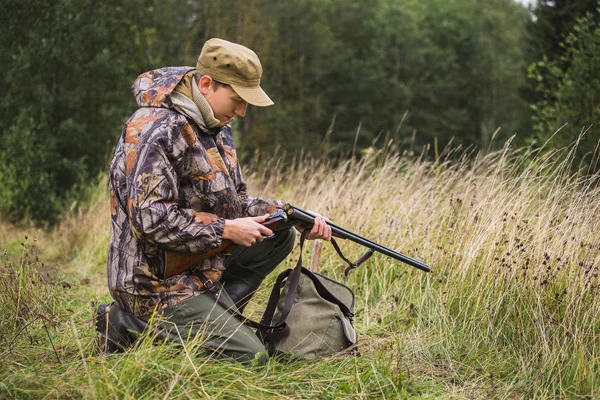 Hunter debiterar ett jaktgevär — Stockfoto