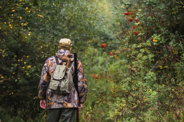 Hunter In de herfst Forest. — Stockfoto