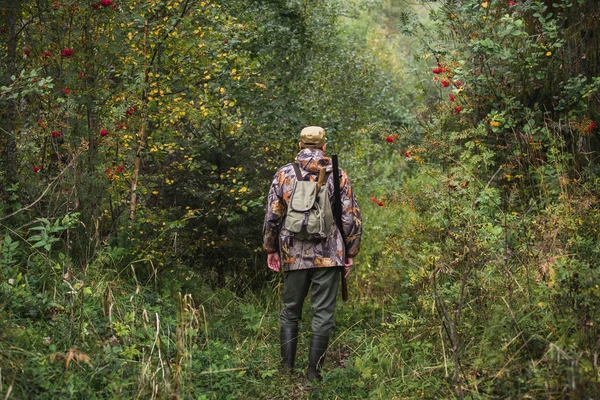 Jäger im Herbstwald. — Stockfoto