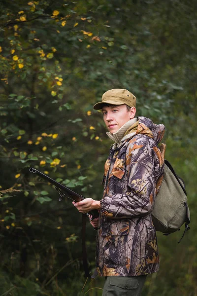 Jägare i skogen höst. — Stockfoto