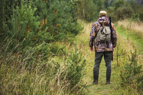 Hunter In de herfst Forest. — Stockfoto