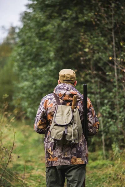 Hunter en el bosque de otoño . — Foto de Stock