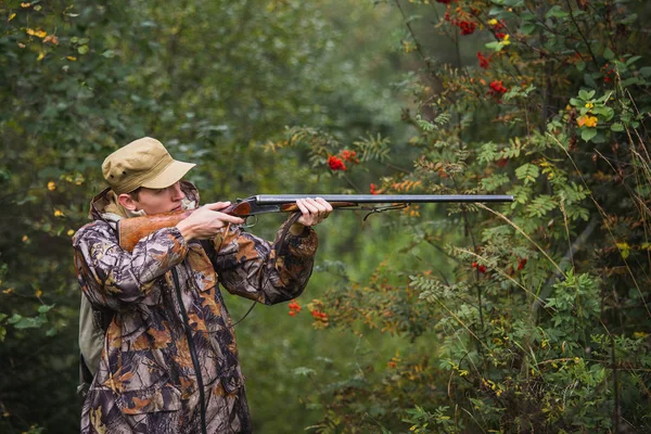 Jägare i skogen höst. — Stockfoto