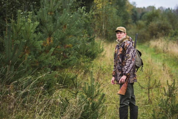 Hunter en el bosque de otoño . —  Fotos de Stock
