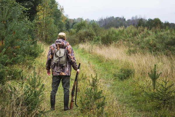 Hunter In de herfst Forest. — Stockfoto