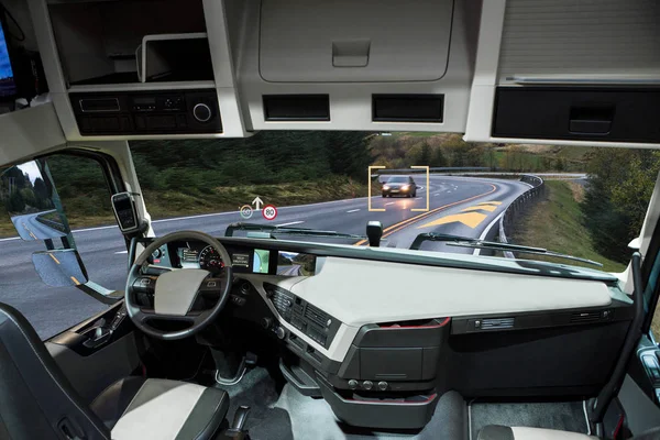 Camión de conducción automática con la cabeza hacia arriba la pantalla en una carretera . — Foto de Stock