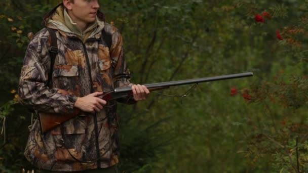 Chasseur chargeant fusil de chasse — Video