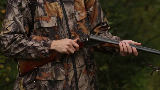 Hunter cargando rifle de caza — Vídeos de Stock