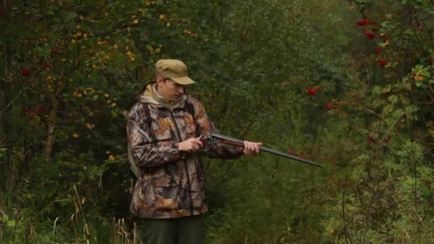 Hunter cobrando rifle de caça — Vídeo de Stock
