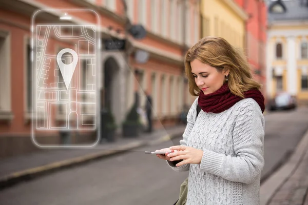 Vrouw reiziger met telefoon. — Stockfoto