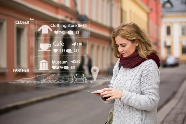 Доповнена реальність в маркетингу. Жінка мандрівник з телефоном . — стокове фото