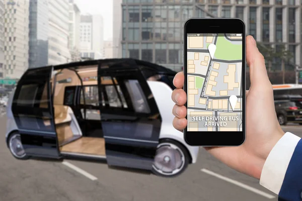 Controle van het zelf rijden bus door mobiele app. — Stockfoto
