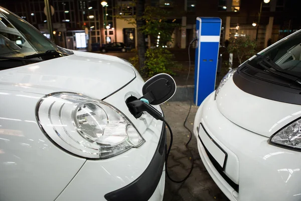 Auto elettrica caricata su una stazione di ricarica in un parcheggio interno — Foto Stock